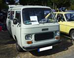Fiat 900T Kombi, gebaut von 1979 bis 1981. Auf der Basis des bereits 1970 vorgestellten vorgestellten Fiat 850T, stellten die Turiner im Jahr 1979 das modifizierte Modell 900T vor. Der Unterschied zwischen beiden Modellen war nicht sonderlich groß. Die Wagenfront erhielt ein moderneres Aussehen und man ließ dem Auto mehr Vorsorge gegen Rost angedeihen. Außerdem war mit dem Erscheinen jetzt auch ein Pritschenwagen und das besser ausgestattete  Busmodell  Fiat 900 P  Pulmino  lieferbar. Der im Heck verbaute, wassergekühlte, Vierzylinderreihenmotor stammt aus dem Fiat 127 und hat einen Hubraum von 903 cm³ und leistet 35 PS. Bei seiner Markteinführung kostete ein solcher  Kleinbus  DM 10.800,00. 8. Oldtimertreffen des AMC Duisburg am 04.09.2022.