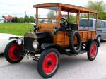 Ford, Baujahr 1915 mit Holzaufbau nimmt bei der Oldtimerausstellung in Neuhofen/Innkr.