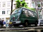 Kleinbus possiert neben den Grachten in Amsterdam;100903