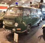 =VW T 2, ausgestellt im Polizei-Oldtimer-Museum Marburg, Oktober 2023.