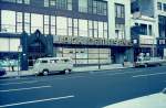 Im April 1975 steht ein VW-Bully vor dem ehemaligen Restaurant des amerikanischen Profiboxers Jack Dempsey am Broadway in New York, das im Jahr zuvor geschlossen worden war.