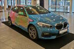 BMW 118d ausgestellt in der Halle eines Einkaufzentrums. 09.2020