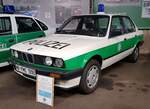 =BMW 318i als ehemaliges Einsatzfahrzeug des PP München steht im Polizei-Oldtimer-Museum Marburg, Oktober 2023