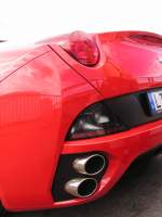 Rücklichten und Auspuff des Ferrari California.