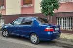 Rückansicht: blauer Fiat Albea Foto: 07.2021.