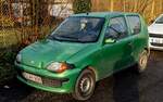 Grüner Fiat Seicento (die Farbe heißt  Verde Evidence ).