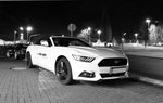 Ford Mustang Convertible, Nachtaufnahme beim Autohändler, Leistung: 233 kW/317 PS, 2.300 cm³, Höchstgeschwindigkeit 234 km/h. Aufnahme am 23.3.2016 in Alsdorf