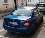 Rückansicht: blauer Hyundai Elantra (dritte Generation,  XD ) Limousine.