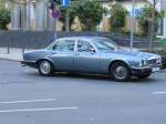 Es sieht aus so, dass der Jaguar XJ in eleganten Kreisen sehr beliebt ist, da ich relativ viel davon in der Innenstadt von Frankfurt gesehen habe. Foto: 06.11.2012.