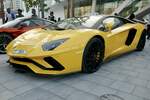 Der gelbe Lamborghini Aventador am 1.12.21 vor dem Ain Dubai.