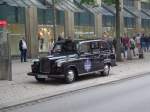 Ein Oldtimer , der in London als Taxi eingesetzt wird, von Karstadt steht hier in der Hamburger Mnckebergstrae.