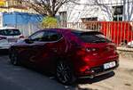 Rückansicht / Seitenansicht: Mazda 3 Mk4 in Sould Red. Foto: März, 2022.