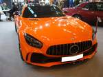Mercedes Benz AMG GTR im Farbton oranje aus dem Jahr 2022. Mercedes Benz AMG GTR im Farbton oranje. Ich vermute, dass der Farbton bewusst gewählt wurde, da dieses Auto im Jahr 2022 an den Fuhrpark des niederländischen Königshauses geliefert wurde. Der mit einem Biturbolader aufgeladene V8-Motor hat einen Hubraum von 3982 cm³ und leistet 584 PS. Die Höchstgeschwindigkeit soll bei 318 km/h liegen. Essen Motorshow am 06.12.2023.