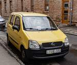 Hier ist ein gelber Opel Agila Mk1 (Basisausstattung mit nichtlackierten Stoßtangen) zu sehen. Foto: 07.2023.