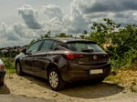 Rückansicht eines brauen Opel Astra K. Aufnahmezeit: 11.06.2016.