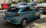 Rückansicht / Seitenansicht: Opel Astra H GTC (Farbe: Breeze Blue).