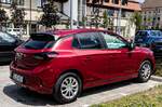 Rückansicht / Seitenansicht: Opel Corsa F in Kardiorot.
