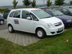 Opel Meriva der Fahrschule RIMANE steht auf dem Parkplatz anl.