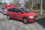Opel Zafira, nicht ganz platzsparend eingeparkt (12.3.11). Auch eine Art Parkplätze zu reservieren...