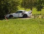 Bild 2/3) Der Porsche 993 hat den Bremspunkt leider verpasst und kracht in eine Absperrung und ins Gest. (Rally Sonnefeld WP 3 2011 AMC Hohe Alitz) 