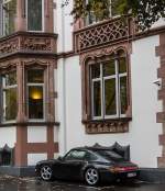 Eleganter Porsche 911 (993) vor einem eleganten Haus.