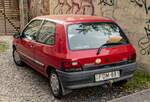 Rückansicht: roter Renault Clio Mk1.
