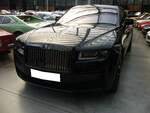 Rolls Royce Ghost Black Badge Shooting Star SWB aus dem Jahr 2021. Der im Jahr 2009 vorgestellte  Ghost  ist im Grunde das Basismodell der Marke aus Crewe. Das Rolls Royce dem Ghost die Black Badge-Konfiguration angedeihen ließ, lag auf der Hand. 27 Prozent aller ausgelieferten Rolls Royce-Modelle wurden als Black Badge Version bestellt. Für den schwarzen Exklusiv-Lack des Coupés werden 45 Kilo Farbe zerstäubt und in mehreren Schichten aufgetragen. Diesen Look garniert Rolls Royce mit 21-Zoll-Felgen aus Karbon und Aluminium. Karbon ziert auch den Innenraum des Ghost auf Lenkrad und Armaturenträger. Dazu gesellen sich Echtholz, Leder und abermals Aluminium, dass in Farbe und Ausgestaltung frei konfigurierbar ist. Der V12-Motor mit einem Hubraum von 6750 cm³ leistet 600 PS. Classic Remise Düsseldorf am 12.07.2023.