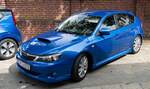 Hier ist ein Subaru Impreza Mk3 Hatchback in der Farbe WRX Blue (WRX Blau) zu sehen.