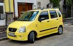 Suzuki Wagon R (Mimosa Yellow) Special Edition oder  Sport  mit einem Spoiler Kit und mit dem 1.3 Liter Motor.