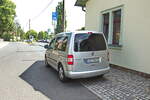  VW Caddy der SDG mit linseitig mit dem Logo der SDG beschriftet/foliert an Bahnhof Moritzburg. Gesehen am 08. Juli 2023.