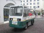 Still Elektroplattformwagen eines Getrnkehndlers auf Wangerooge gesehen am 6.8.12
