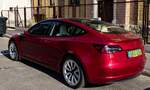 Rückansicht: Tesla Model 3 in Rot metallic. Foto: 07.2022.