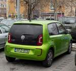 Rückansicht: grüner VW e-UP.
