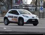 Toyota Aygo X mit Werbung abgestellt in der Stadt Neuchatel am 28.01.2024