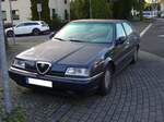 Alfa Romeo 164 Super 3.0 V6, wie er von von 1994 bis 1997 gebaut wurde. 
Der Alfa Romeo 164 wurde 1987 auf der IAA Frankfurt als neues Spitzenmodell von Alfa Romeo vorgestellt. Mit diesem Modell hatten die Milanesen es geschafft der Marke mal wieder einen unverwechselbaren Auftritt zu verschaffen. Der V6-Motor wurde aus dem Alfa Romeo 6 übernommen. Dieser Motor hat einen Hubraum von 2959 cm³ und leistet in der deutschen Version 184 PS. Die Höchstgeschwindigkeit wurde mit 227 km/h angegeben. Mülheim an der Ruhr am 16.05.2021.