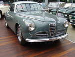 Alfa Romeo 1900C Sprint Seria 1 aus dem ersten Modelljahr 1952. Nach Kriegsende hatte Alfa Romeo lediglich das veraltete Vorkriegsmodell 6C2500 im Programm. Auf staatlichen Druck wurde bei den Milanesen die Entwicklung eines modernen Mittelklassewagens voran getrieben. Das Ergebnis war das Modell 1900. Insgesamt verkaufte man bis 1955 17.243 Limousine und 1796 Coupes. Das gezeigte Coupe in der Farbkombination grigio-bicolore wird von einem Vierzylinderreihenmotor mit zwei obenliegenden Nockenwellen angetrieben. Dieser Motor hat einen Hubraum von 1975 cm³ und leistet 115 PS. In zahlreichen Straßenrennen erwies sich das 190 km/h schnelle Coupe als unschlagbar. Classic Remise Düsseldorf am 24.05.2020, natürlich unter Einhaltung sämtlicher momentanen Regeln und Hygienevorschriften.