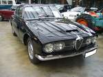 Alfa Romeo 2600 Sprint, produziert in den Jahren von 1962 bis 1966. Der 2600 Sprint basierte auf dem, bereits ein Jahr früher vorgestellten, 2000 Sprint. Allerdings verrichtet unter der Motorhaube des 2600 Sprint ein Sechszylinderreihenmotor seinen Dienst, der aus einem Hubraum von 2584 cm³ 145 PS leistet. Die Höchstgeschwindigkeit liegt bei 197 km/h. Classic Remise Düsseldorf am 26.05.2022.