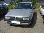 Alfa Romeo 75 3.0 V6 America, produziert in den Jahren von 1987 bis 1990. Der Alfa Romeo 75 wurde im Jahr 1985 zum 75´ten Geburtstag der Marke aus Mailand vorgestellt. Der Kunde konnte das Modell in etlichen Benzin- und Dieselmotorisierungen bestellen. Im August 1987 wurde das Spitzenmodell 3.0 V6 auf den Markt gebracht. Unter der Motorhaube verrichtet ein V6-Motor seinen Dienst, der aus einem Hubraum von 2959 cm³ 185 PS leistet. Oldtimertreffen an der  Alten Dreherei  in Mülheim an der Ruhr am 18.06.2022.