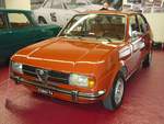 Alfa Romeo Alfasud der ersten Serie, wie er von 1972 bis 1980 produziert wurde. Der Wagen mit Frontantrieb sollte die Alfa Romeo Produktpalette nach unten abrunden. Er wurde im Werk Pomigliano bei Neapel produziert. Dieses Werk wurde für die Produktion des Modelles erweitert, um im strukturschwachen Süditalien Arbeitsplätze zu schaffen. Allerdings wurde dieses Werk häufig bestreikt und durch anderweitige Arbeitsniederlegungen  lahm gelegt . Der abgelichtete Alfasud ist im Farbton rosso corallo lackiert und in der Provinz Taranto/Apulien zugelassen. Der Vierzylinderboxermotor hat einen Hubraum von 1186 cm³ und leistet 63 PS. Techno Classica Essen am 14.04.2019.