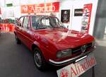 Alfa Romeo Alfasud der ersten Serie, wie er von 1972 bis 1980 produziert wurde. Der Wagen mit Frontantrieb sollte die Alfa Romeo Produktpalette nach unten abrunden. Er wurde im Werk Pomigliano bei Neapel produziert. Dieses Werk wurde für die Produktion des Modelles erweitert, um im strukturschwachen Süditalien Arbeitsplätze zu schaffen. Allerdings wurde dieses Werk häufig bestreikt und durch anderweitige Arbeitsniederlegungen  lahm gelegt . Der abgelichtete Alfasud ist im Farbton rosso alfa lackiert. Der Vierzylinderboxermotor hat einen Hubraum von 1186 cm³ und leistet 63 PS. Techno Classica Essen am 27.03.2022.