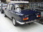 Heckansicht einer Alfa Romeo Giulia Nuova Super. 1974 - 1978. Der Wagen ist im Farbton 
AR 343 = blu olandese lackiert. Classic Remise Düsseldorf am 26.02.2017.