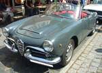 Alfa Romeo Giulietta Spider, gebaut von 1955 bis 1962. Die Alfa Romeo Baureihe 750 wurde bereits im Jahr 1954 vorgestellt. Auf Initiative des USA-Importeurs Maxi Hoffmann (Er war auch der Visionär zur Entwicklung des Mercedes Benz 190SL) wurde ein Jahr später der Spider auf den Markt gebracht. Das gezeigte Auto der dritten Serie wird von einem Vierzylinderreihenmotor angetrieben, der aus einem Hubraum von 1570 cm³ eine Leistung von 92 PS an die Hinterachse weiterleitet. Die Höchstgeschwindigkeit wurde mit 180 km/h angegeben. 16. Oldtimertreffen des ACK am 01.05.2024 in Essen-Kettwig.