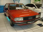 Audi 100 C2. 1976 - 1982. Die  zweite  Auflage des Audi 100 gab es auch ab August 1977 als Avant genannt Schräghecklimousine mit großer Kofferraumklappe und umklappbarer Sitzbank. Es standen jeweils zwei Vier- und Fünfzylinderreihenmotor zur Auswahl. Der hier abgelichtete C2 ist mit dem kleinsten lieferbaren Motor ausgerüstet. Er leistet 85 PS aus 1588 cm³ Hubraum.
Neueröffnung eines Oldtimer Händlers in Essen am 18.02.2017.