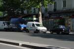 Wie klein der Kleine Autobianchi, den ich am 19.07.2009 in Paris gesehen habe, wirklich ist, sieht man erst im Vergleich mit anderen Fahrzeugen, wie hier mit dem Renault Kangaroo, der dahinter stand oder erst recht mit dem noch dahinter parkenden Kastenwagen.