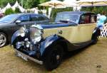 Ein Bentley 4 1/4 Parkward Sports Saloon, Baujahr 1937, 6-Zylinder-Reihenmotor, 4274 ccm, ca.120 PS. Von 1936 bis 1939 wurden insgesamt 1234 Stck gebaut.
Wert dieses Autos ca. 120000 .
Gesehen bei den Classic Days Schloss Dyck 2013.