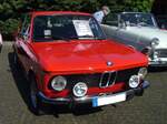 BMW 1502, gebaut von Januar 1975 bis August 1977. Motorisiert mit dem  abgespeckten  Motor des BMW 1602 verkaufte sich diese Sparversion des BMW 02 erstaunlich gut. Der 1502 war der einzige 02´er, der nach dem Verkaufsbeginn des E21 (erster 3´er BMW) im Mai 1975, weiterproduziert wurde. Der um 30 Grad nach rechts geneigt verbaute Vierzylinderreihenmotor hat einen Hubraum von 1573 cm³ und leistet 75 PS. Der BMW dürfte im Farbton veronarot lackiert sein. 4. Oldtimertreffen an der  Burgruine  Essen-Burgaltendorf am 14.05.2023.