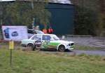 Nr.8 BMW 323i Yann Munhowen & Alain Pier bei der  Youngtimer  39. ADAC Rallye Köln Ahrweiler 12.11.2016, Nachmittags beim abbigen in einen Wirtschaftsweg nähe Rodder.
