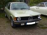 BMW E21 318, gebaut in den Jahren 1975 bis 1980. Die BMW Baureihe E21 stand ab Mai 1975 bei den Händlern. Mit dem Modelljahr 1980 stellten die Bayern die Kraftstoffzufuhr beim 318 von einem Solex Vergaser auf eine Bosch Saugrohr Benzineinspritzung um und das Modell nannte sich nun 318i. Der Vierzylinderreihenmotor des abgelichteten, im Farbton resedagrün lackierten Wagen, leistet 98 PS aus einem Hubraum von1766 cm³. Die Höchstgeschwindigkeit liegt bei 165 km/h. Oldtimertreffen an der Niebu(h)rg in Oberhausen/Rheinland am 17.10.2021.