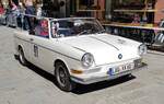 =BMW 700 Cabrio, Bj. 1962, 698 ccm, 40 PS, während der Präsentation der Rennteilnehmer des Rossfeldrennens  Edelweiss-Bergpreis  2022 im Markt Berchtesgaden.
