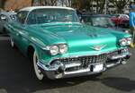 Cadillac Series 62 Hardtop Sedan des Modelljahres 1958. Von diesem Modell verkaufte die GM-Division Cadillac im Jahr 1958 genau 13.335 Fahrzeuge zu einem Stückpreis ab US$ 4891,00. Der abgelichtete Wagen ist im Farbton jamaican green lackiert. Angetrieben wird der Series 62 von einem V8-Motor, der aus einem Hubraum von 5979 cm³ 310 PS leistet. Oldtimertreffen an Mo´s Bikertreff in Krefeld am 10.03.2024.